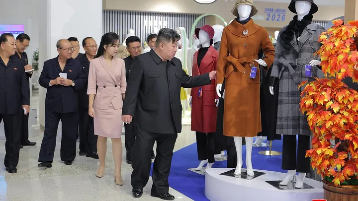 Kim Jong Un și fiica sa inspectând o expoziție de modă în Phenian.