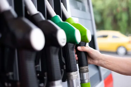 Creșterea prețului benzinei în România afectează consumatorii și economia locală.