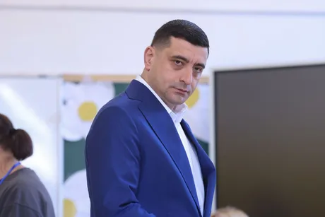 George Simion discutând despre cazuri politice și democrație.