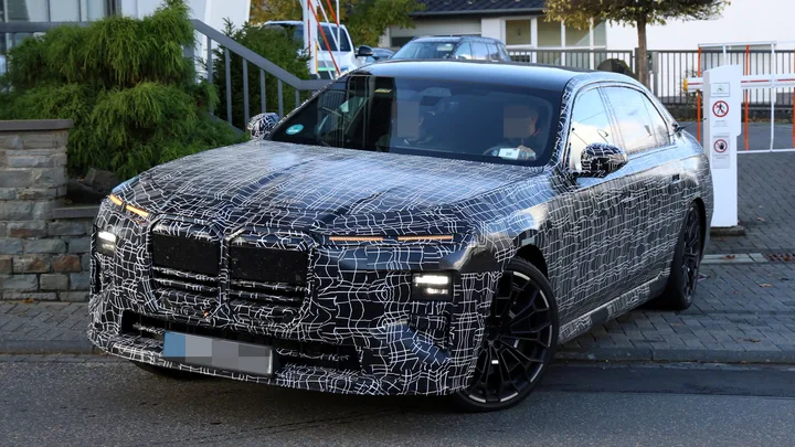 Prototipul BMW Alpina B7 surprins pe Nürburgring, cu design distinct și evacuare cvadruplă.