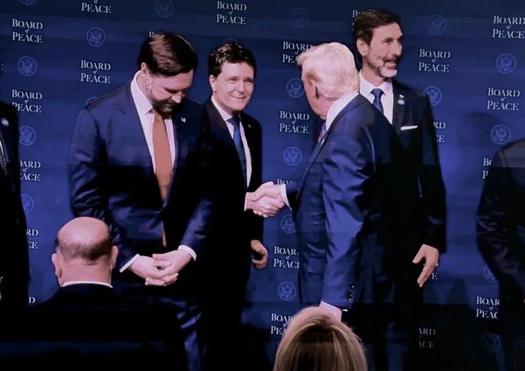 Nicușor Dan și Donald Trump se salută la eveniment.