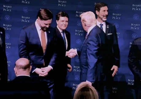 Nicușor Dan și Donald Trump se salută la eveniment.