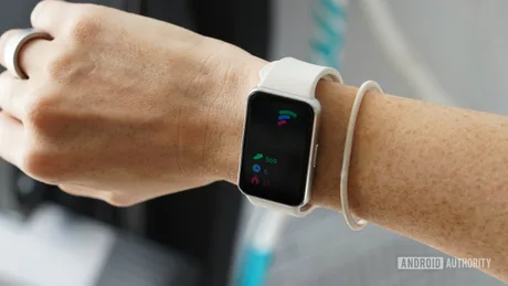 Brățară de fitness cu monitorizare a ritmului cardiac și design minimalist.