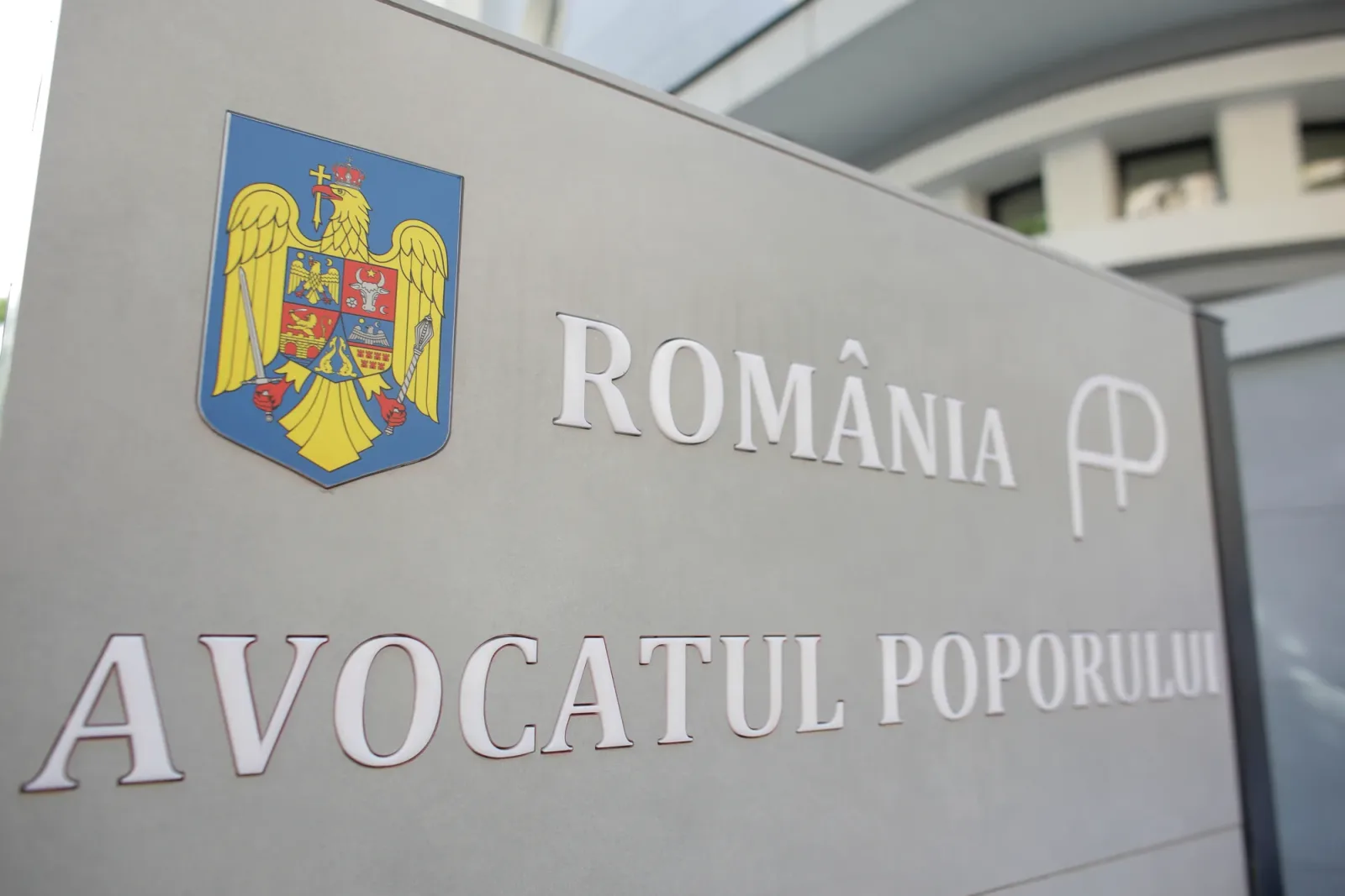 Sigla Avocatului Poporului pe un panou informativ.