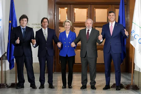 Reprezentanți ai Uniunii Europene și Mercosur discutând despre acordul comercial.