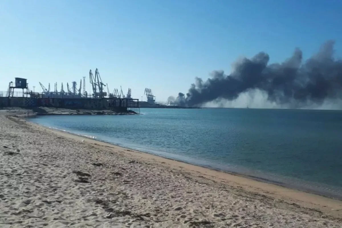 Fum negru se ridică deasupra portului din Temriuk, după atacul cu drone.