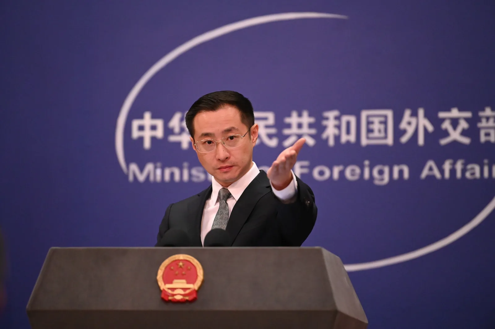 Reprezentant chinez discutând despre situația din Strâmtoarea Ormuz.