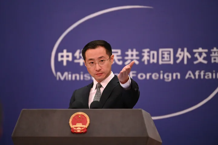 Reprezentant chinez discutând despre situația din Strâmtoarea Ormuz.