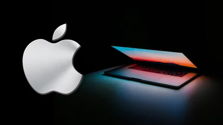 Logo Apple și un MacBook Pro cu ecran deschis, pe fundal întunecat.