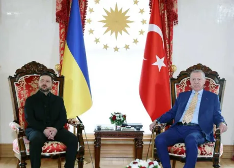 Zelenski și Erdogan stau la o masă, discutând despre securitate.