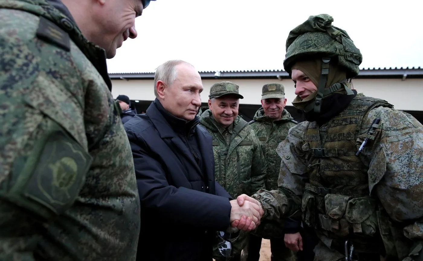 Întâlnire militară în care se discută despre mobilizarea forțelor rusești.