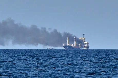 Vapor în Marea Neagră, emanând fum, simbolizând tensiuni maritime.