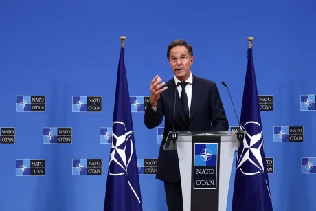 Conferință NATO cu oficial discutând despre apărarea aeriană.