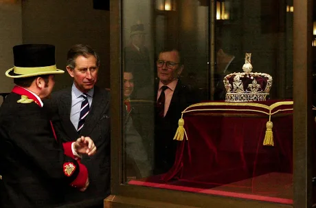 Regele Charles al III-lea admirând bijuteriile regale expuse la Turnul Londrei.