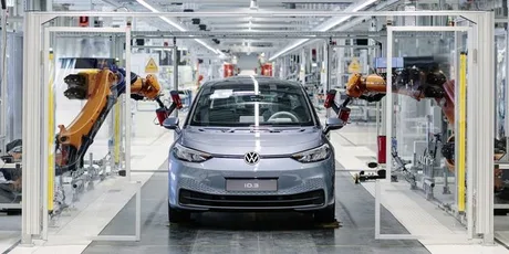 Uzina Volkswagen din Germania cu roboți la lucru pentru producția de automobile.