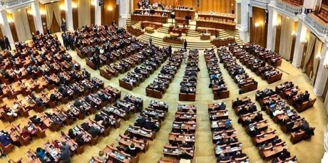 Vedere generală a sălii de ședințe din Camera Deputaților, plină de parlamentari.
