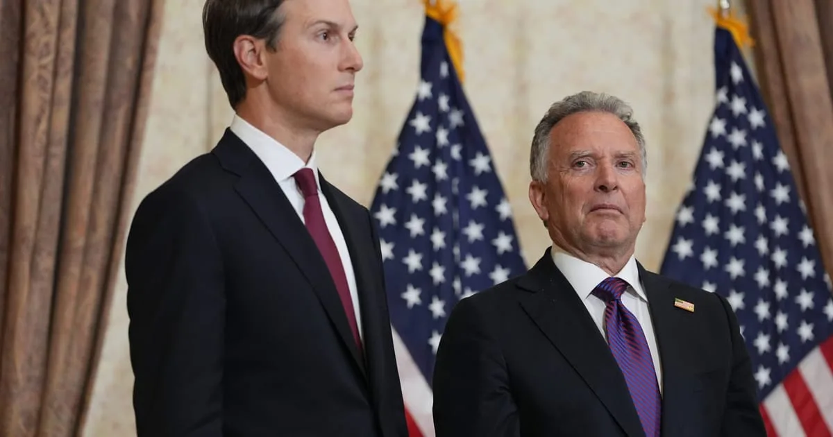 Steven Witkoff și Jared Kushner la o conferință, pregătiți pentru negocieri internaționale.
