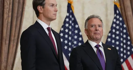 Steven Witkoff și Jared Kushner la o conferință, pregătiți pentru negocieri internaționale.
