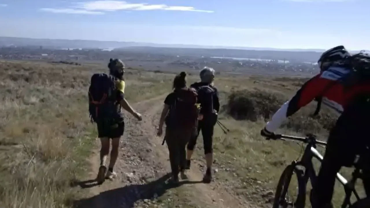 Drumeți pe Via Transilvanica, explorând peisajul rural românesc.