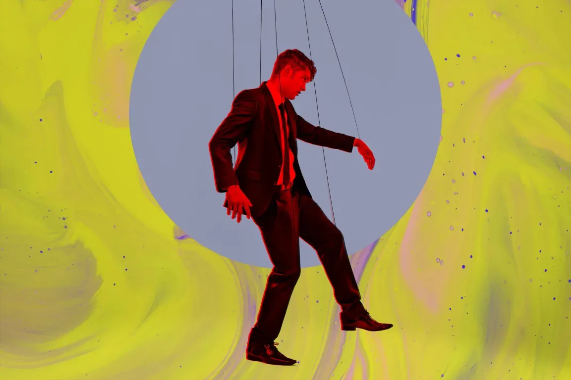 O persoană îmbrăcată elegant, suspendată de fire, pe un fundal colorat.