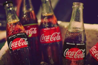 Sticle de Coca-Cola, simbol al creșterii vânzărilor în România.