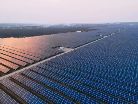 Ferma solară Dama cu panouri fotovoltaice pe câmp vast.