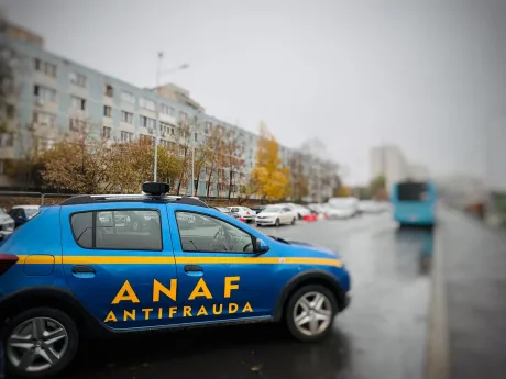 Mașină ANAF parcată pe o stradă din oraș, în contextul controalelor fiscale.