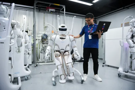 Un robot interactiv este prezentat într-un mediu tehnologic avansat.