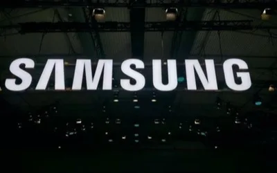 Logo-ul Samsung la un eveniment de tehnologie.