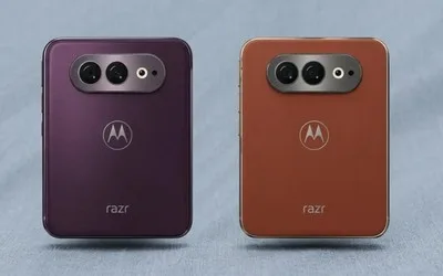 Două telefoane Motorola Razr Flex în culori diferite, cu design elegant și camere duale.