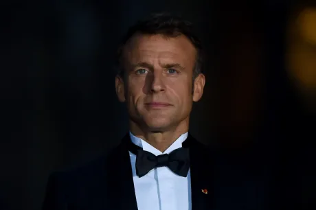 Emmanuel Macron la semnarea acordului pentru fregate în Suedia.
