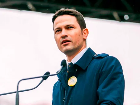 Robert Sighiartău discută despre viitorul PNL și opțiunile politice.