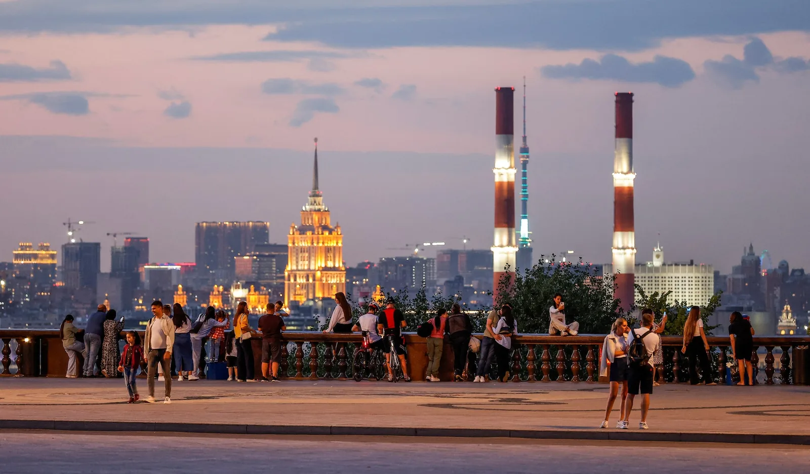 Peisaj urban din Rusia, cu clădiri și oameni admirând orașul la apus.