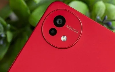Detaliu al camerei unui smartphone AQUOS, cu un design modern și culori vibrante.