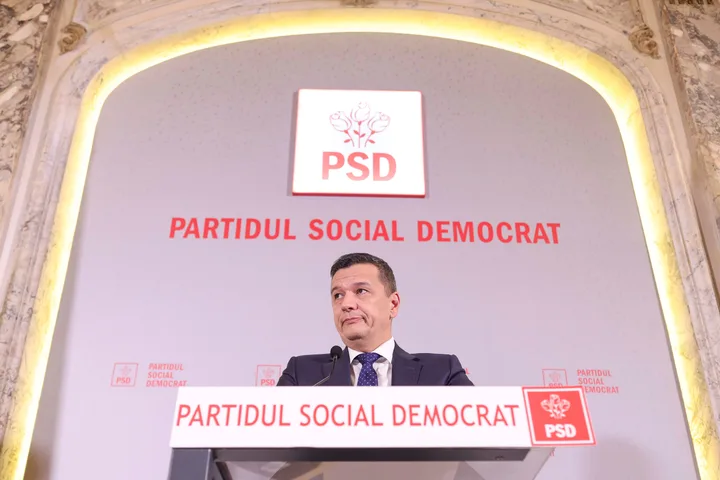 Sorin Grindeanu discută despre situația financiară a României în cadrul unei conferințe de presă.