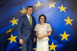 Tanczos Barna și Jessika Roswall discutând despre gestionarea urșilor în Europa.