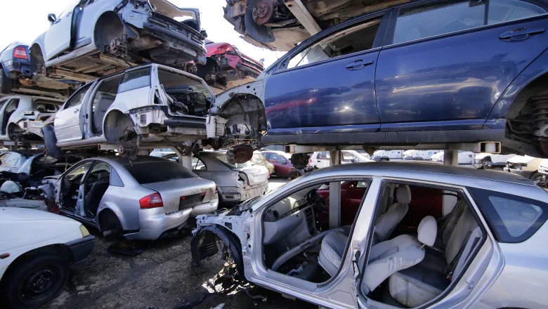 Vehicule abandonate într-un parc auto, pregătite pentru reciclare.