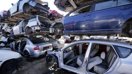 Vehicule abandonate într-un parc auto, pregătite pentru reciclare.