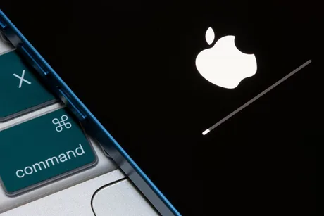 Ecranul unui iPhone cu logo-ul Apple pe fundal negru.