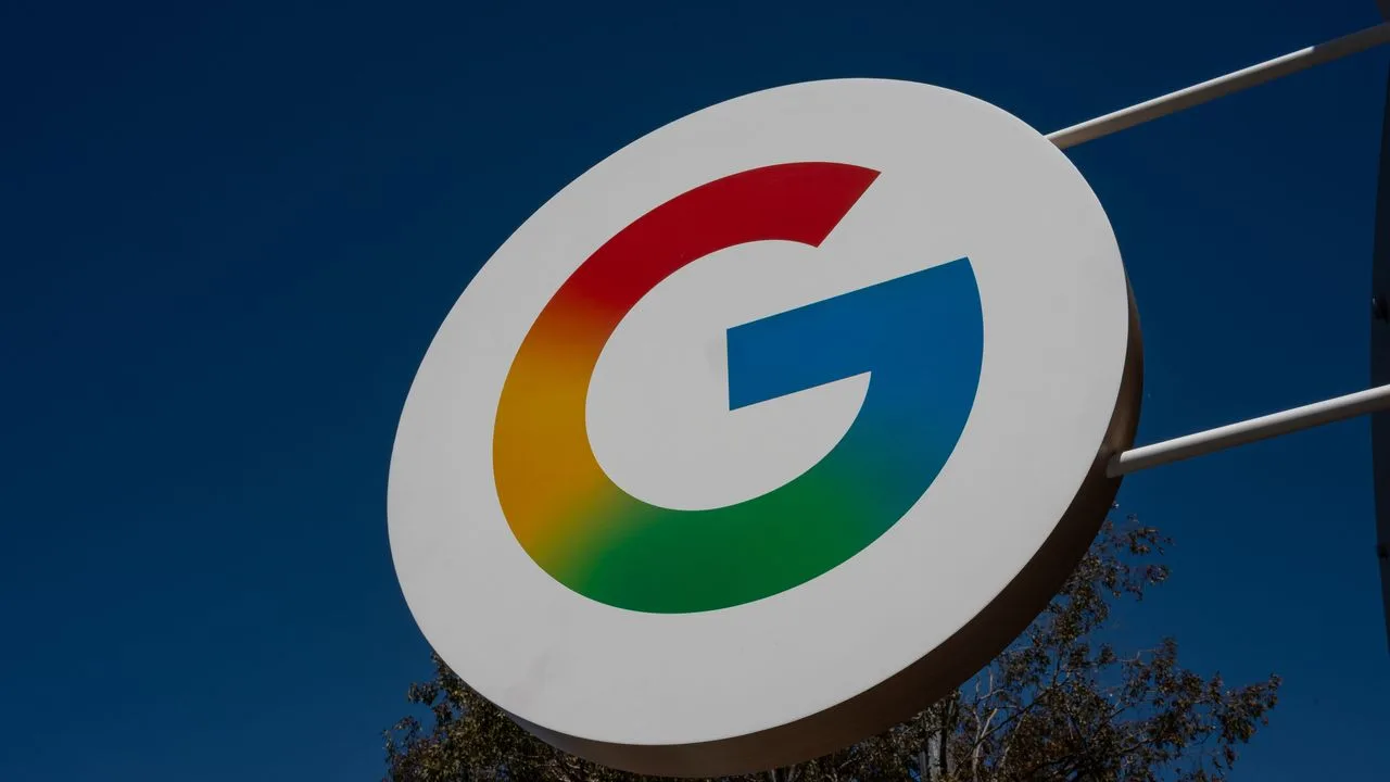 Logo-ul Google pe fundal albastru, simbolizând inovația digitală.
