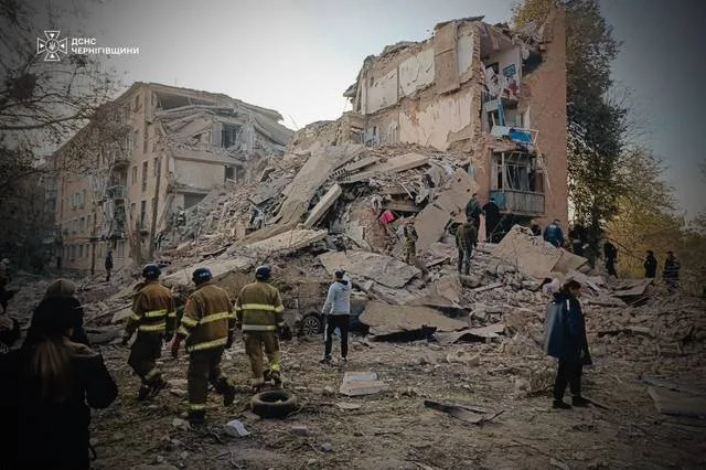 Clădiri distruse în urma atacurilor rusești asupra Ucrainei, cu echipe de salvare la fața locului.