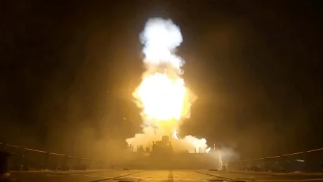 Explozie nocturnă în timpul unei operațiuni militare în Strâmtoarea Hormuz.