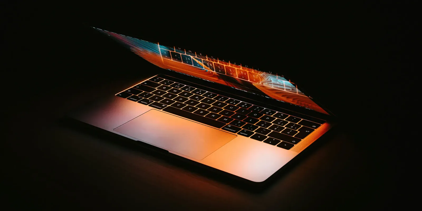 Laptop deschis cu un ecran luminos, evidențiind detalii tehnologice avansate.
