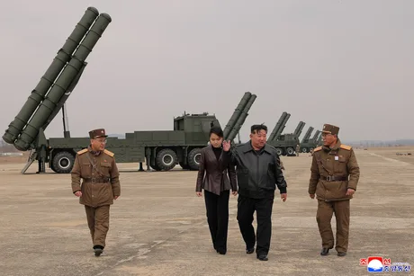 Kim Jong Un inspectează echipamente militare alături de oficiali și fiica sa.