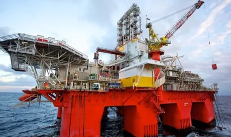 Platformă de foraj în Marea Neagră, simbol al proiectului Neptun Deep.