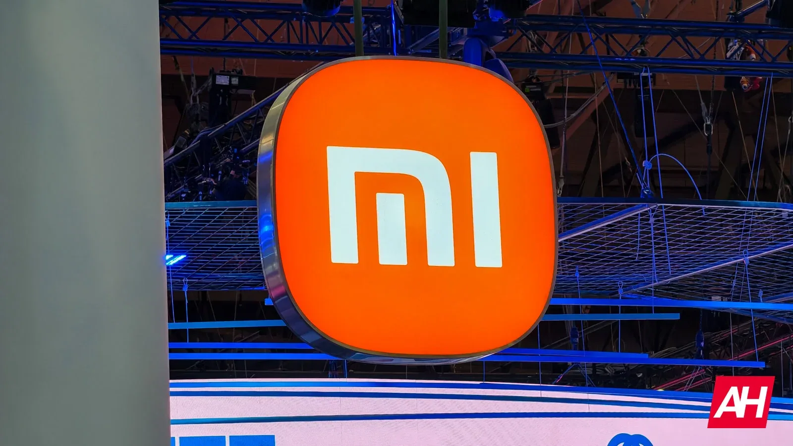 Logo-ul unui brand de tehnologie pe un fundal colorat