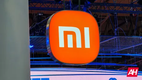 Logo-ul unui brand de tehnologie pe un fundal colorat