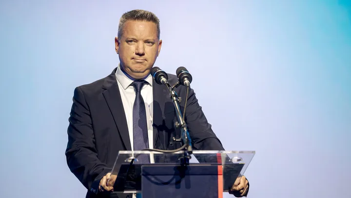 Ministrul ungar de interne discutând despre migrație și azil în cadrul unei reuniuni.