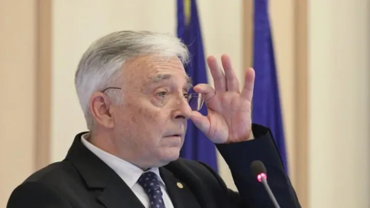 Mugur Isărescu discută despre capacitatea de tipărire a bancnotelor euro.