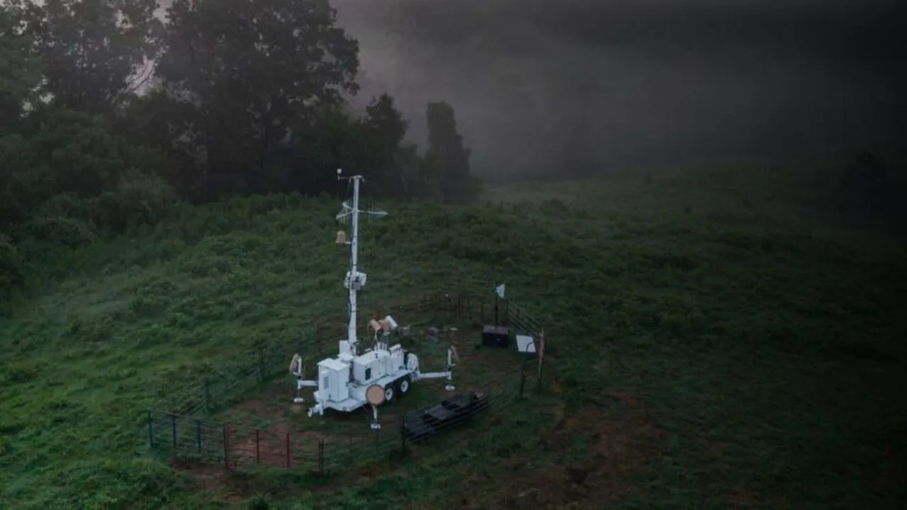 Sistem antidrone SkyValor amplasat pe un teren verde, înconjurat de copaci.